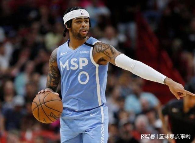 进球-森林狼与勇士比赛主场教练席旁边的女