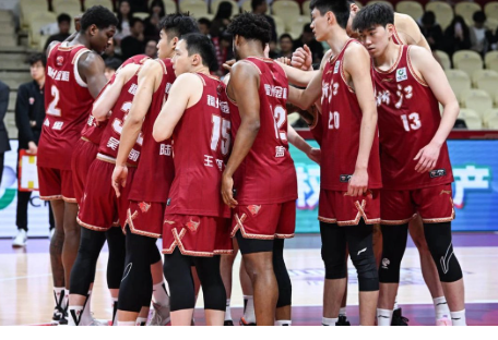 体育-广东男篮在比赛中展现出强大的攻势吗